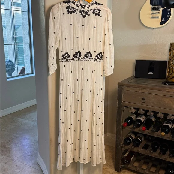 Free People Women’s Maxi Dress White with Black Floral Design - Picture 4 of 9